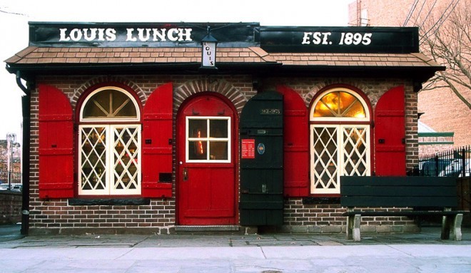 Prvi hamburger naj bi leta 1900 postregel Louis Lassen na svoji majhni stojnici, imenovani Louis' Lunch v Connecticutu, ki še danes slovi kot prodajalna enih izmed najboljših burgerjev na svetu. <em>Foto: Luis lunch</em>