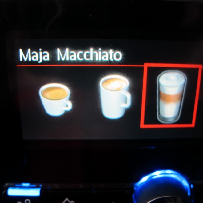 Kavni avtomat Siemens EQ8 si naš izbor shrani in naslednjič je potreben le en sam pritisk na tipko za pripravo svoje skodelice kave.