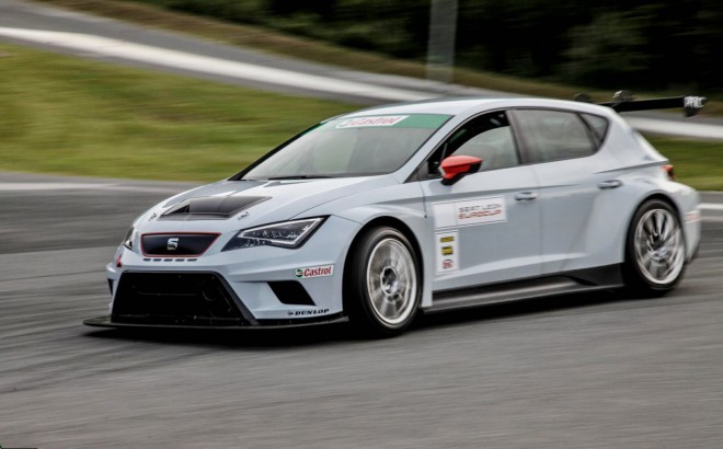 Na že četrti cupra dan, je uvoznik k sodelovanju povabil seatovo športno divizijo, ki je na dogodek med drugim pripeljala iz WTCC znanega leona cup racer. Cena 243 kW športnika znaša 70 tisoč evrov, z njim pa se boste lahko vozili le po dirkališčih.