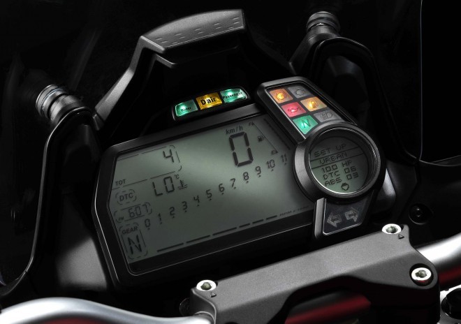 Vse kar uporabnik potrebuje narediti ob zagonu motocikla, je preveriti ali je sistem pravilno povezan z motociklom, kar mu povedo trije indikatorji na vrhu merilnikov.