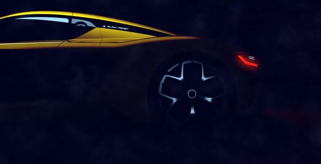 Renault je na bok vozila drzno umestil ime priznanega F1 dirkača Alaina Prosta, ki z družbo Renault tesno sodleuje že vrsto let.