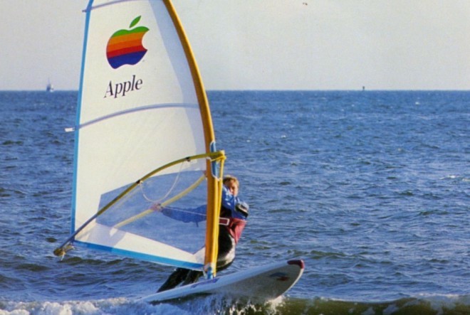 Na valovih uspeha Mac-a je Apple ponudil superlahki iSurfboard, ki bi vas, preračunano iz takratne cene, danes olajšal za 1773€.