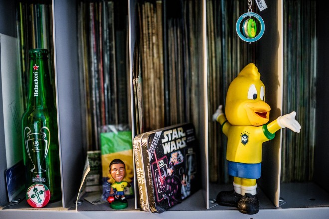 Da Zero Freitas lažje najde določene plošče, jih ne samo tematsko razvršča, ampak temam doda vizualno sidro. Kjer vidite karte Star Wars hrani Disneyeve vinilke.