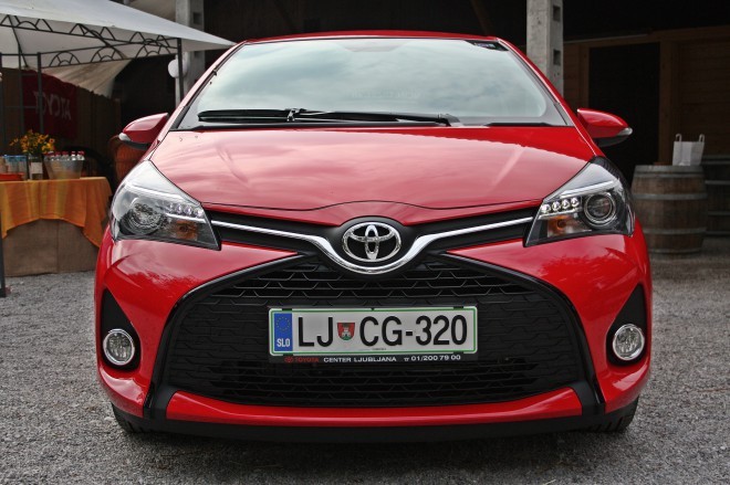 Sprednji del zaznamuje na novo zasnovana rešetka maske motorja, ki spominja načrko X, ta motiv pa že krasi novega ayga in bo v prihodnje krasil tudi večino prihajajočih toyot.