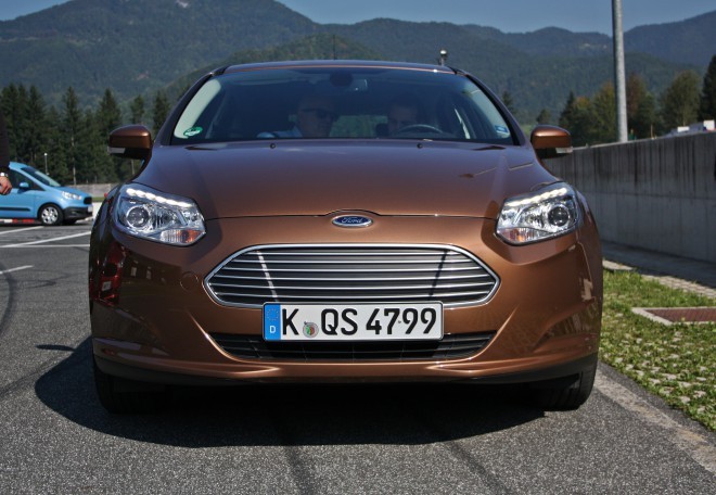 Električni focus, kljub dejstvu, da je bil predstavljen že pred dvema letoma in gre za aktualno različico, že ima aston martinovo motorno masko. Bo pa pred prihodom na naš trg, zagotovo deležen prenove, ki bo ostale različice doletela še pred koncem leta.