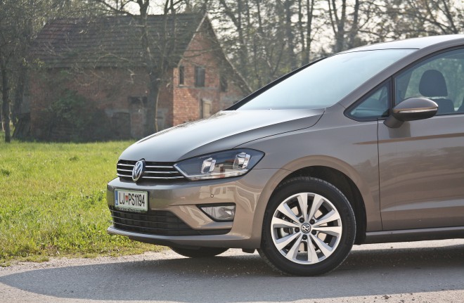 Gledano s perspektive kot na sliki, večina res ne bo vedela ali pred njimi stoji golf ali sportsvan. Je pa res, da se športnost povečuje s tem ko plezate po lestvici opremskih paketov navzgor. Paket comfortline je v tem pogledu še dokaj medel.