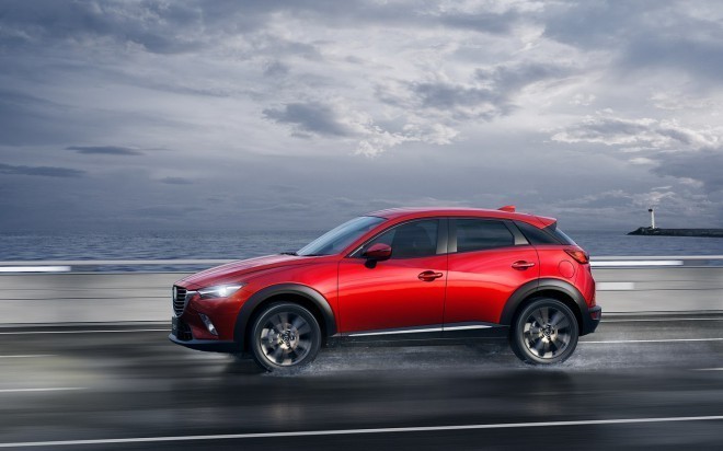 Mazda CX-3 preseneča z dinamično zunanjo podobo, ki je na boku še nepričakovano razgibana. Sprednji del pa je zmes tistega pri napovedani mazdi2 in modelu CX-5.