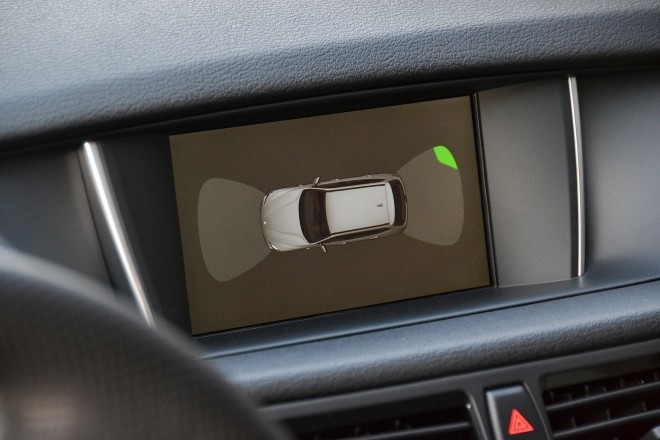 Kjer se X1 tudi pozna, da je na trgu že kar nekaj časa je tudi pri velikosti osrednjega zaslona in tudi dejstvu, da ima tovarniška navigacija kar nekaj