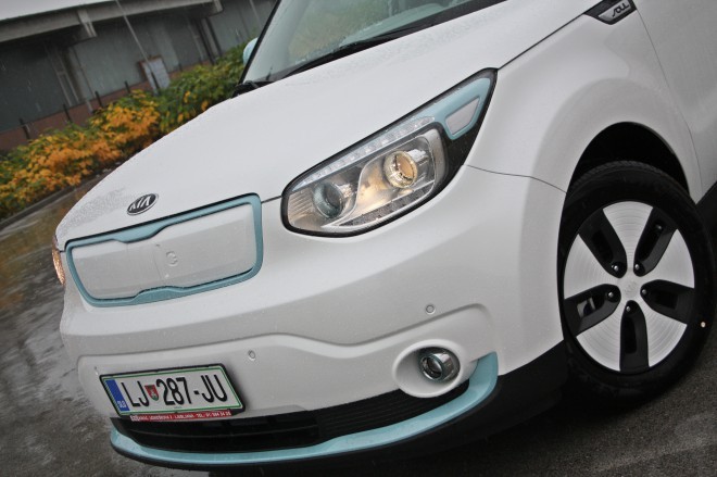 Novi Soul je dobil konkretno predrugačen nos in zadek, ki je pri električni različici še bolj futurističen. Električnega Soula pa ločimo tudi po posebnih dvobarvnih platiščih, ki v prid čim večjega dosega merijo 16 palcev.