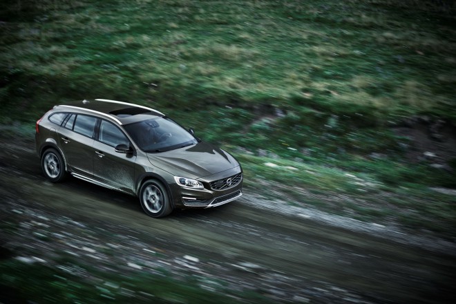 Zaradi 65-milimetrov višjega odmika od tal bo V60 cross country veliko lažje zapeljal na razdrapan kolovoz, različice s 4WD pogonom pa tudi