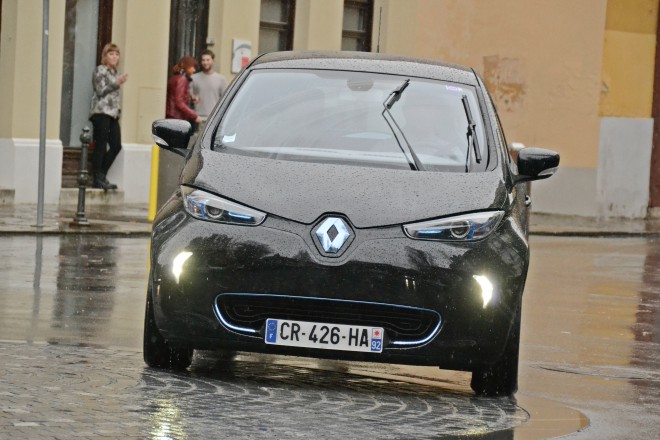 ZOE kjerkoli se pojavi požanje veliko pozornosti mimoidočih, zna pa koga zmotiti njegova neslišnost, saj boste primorani kakšnega kolesarja s hupo opozoriti, da se vam umakne, za kar se vam zna ta zahvaliti tudi s kakšno