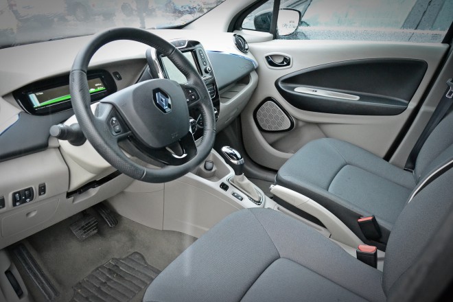 Notranjost nadaljuje futuristično zasnovo začeto pri zunanji podobi, obenem pa deluje (občutno) bolj elegantno in prestižno kot večina Renaultovih modelov.