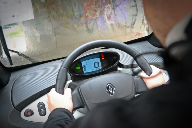 Pred voznikom so asketski merilniki in volanski obroč podoben tistemu iz megana, zaradi zadnjega pogona in kratkih previsov pa je twizy zelo okreten in ga je užitek voziti.Le v hladnejših mesecih je topla jakna obvezen del opreme.