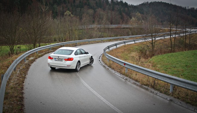Štirica gran coupe se najbolje počuti na zavitih cestnih odsekih, kjer pokaže vse svoje adute, tudi v obliki idealne razporeditve teže in resnično zmogljive vozne dinamike.