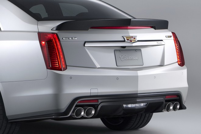 Dva para dvojnih izpušnih cevi prenašata zvočno simfonijo enakega 6,2-litrskega supercharged V8, ki že opravlja