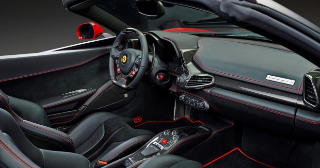 Notranjost pomeni najbolj očitno povezavo z 458 italio, ki je služila za osnovo modela sergio, saj sta si na moč podobni.