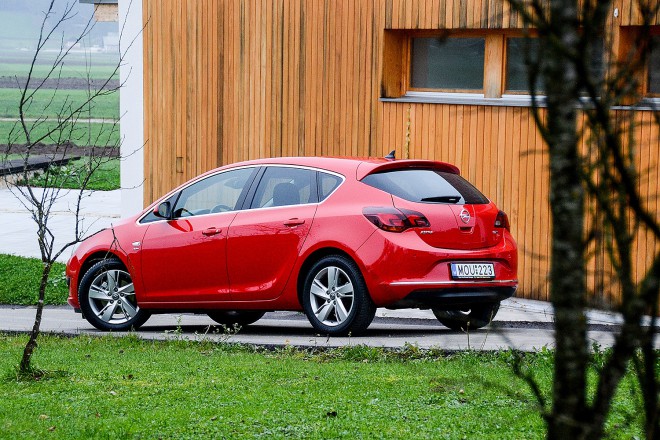 Na še vedno skladnem in športno zaključenem zadku ne boste našli odgovora na vprašanje, ali se pod pokrovom vrti nov 1,6-litrski ali