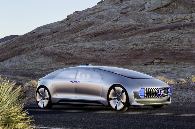 F 015 Luxury in Motion s pomočjo laserjev nenehno opazuje okolico, z zunanjim svetom pa komunicira prek LED luči.