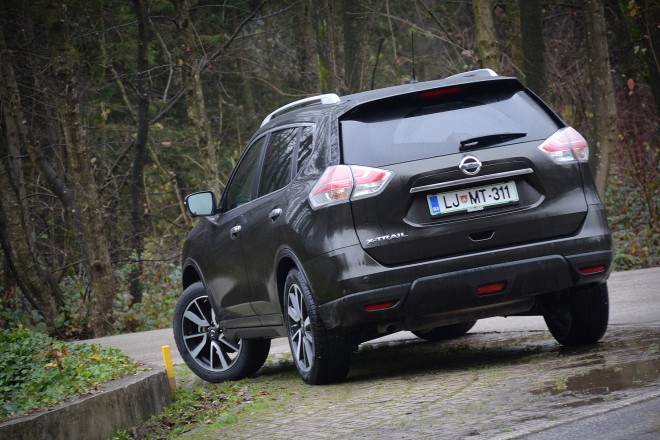 Poleg neraznolikosti pri motorjih, preseneti dejstvo, da si avtomatike ni mogoče omisliti skupaj s 4WD pogonom. To pod vprašaj postavlja potencialno premium poslanstvo, saj petični kupci večjih suvov avtomatiko praktično zahtevajo.