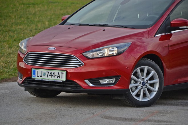 Sorodnost z mondeom gre poleg izbočenega pokrova motorja iskati tudi v veliki trapezoidni aktivni reži za zajem zraka, ki je nadomestila predhodnikovo tridelno.