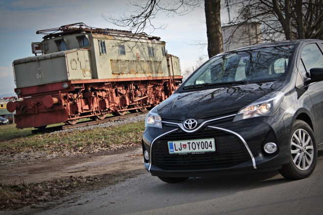 Yaris modelnega leta 2015 je dobil značilno masko v obliki črke X, ki je v kakšni drugi barvi karoserije še bolj impozantna. Pogrešali smo pa LED dnevne luči.