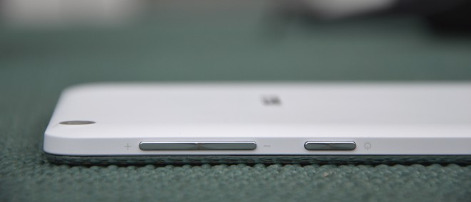 Najnovejša izmed tablica Fonepad 7 se dobro prilega v dlan, za res čvrst oprijem z eno roko pa je dobro imeti malo večjo dlan.