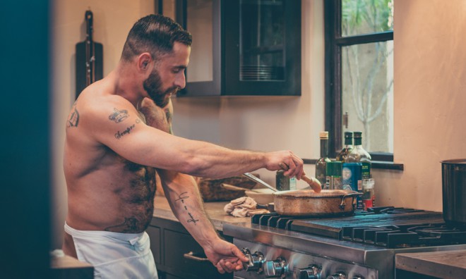 Kuharska oddaja The Bear-Naked Chef z golim kuharjem, Adrianom De Berardinisom.