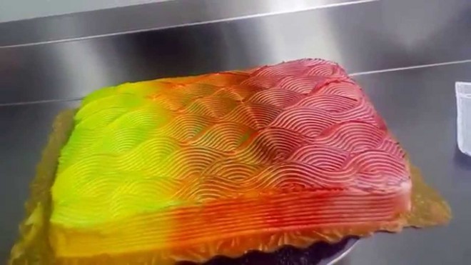 Je ta torta rumena, oranžna in roza ali vijolična, turkizna in flurescentno zelena? Internet, pomagaj!