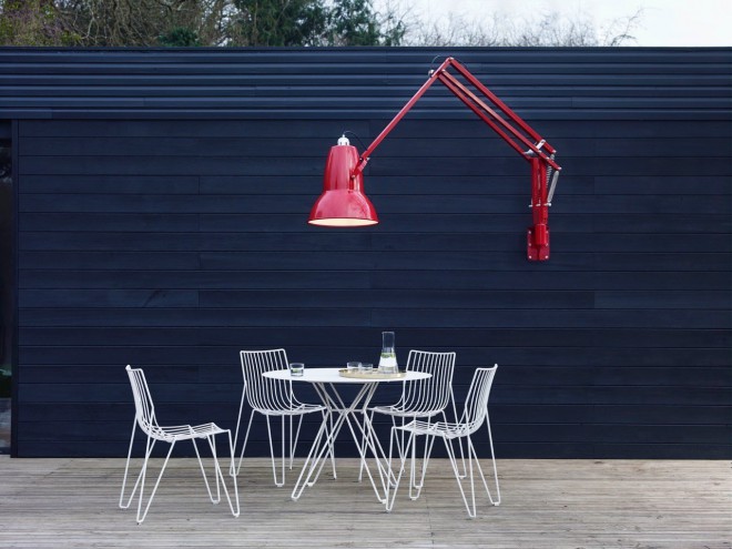 Zaradi rabe materialov in tehnologij iz navtike je Anglepoise Giant - odporna na kakršno koli vreme.