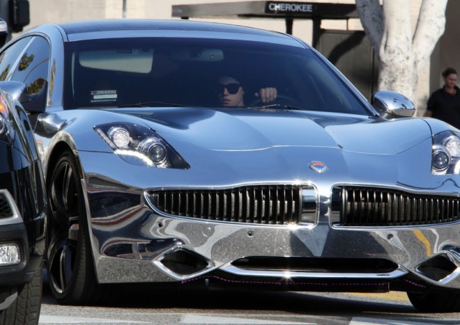Čeprav je Justin Bieber še rosno mlad, pa si lahko privošči prav vsak avto. Tu ga vidimo v Fisker Karmi.