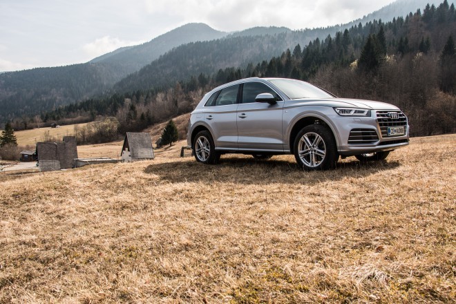 Štiri kolesni pogon ... mu služi odlično. V kombinaciji s hidravličnim vzmetenjem, ki ga lahko tudi dvigne, pa postane terensko prepričljiv. l Audi Q5