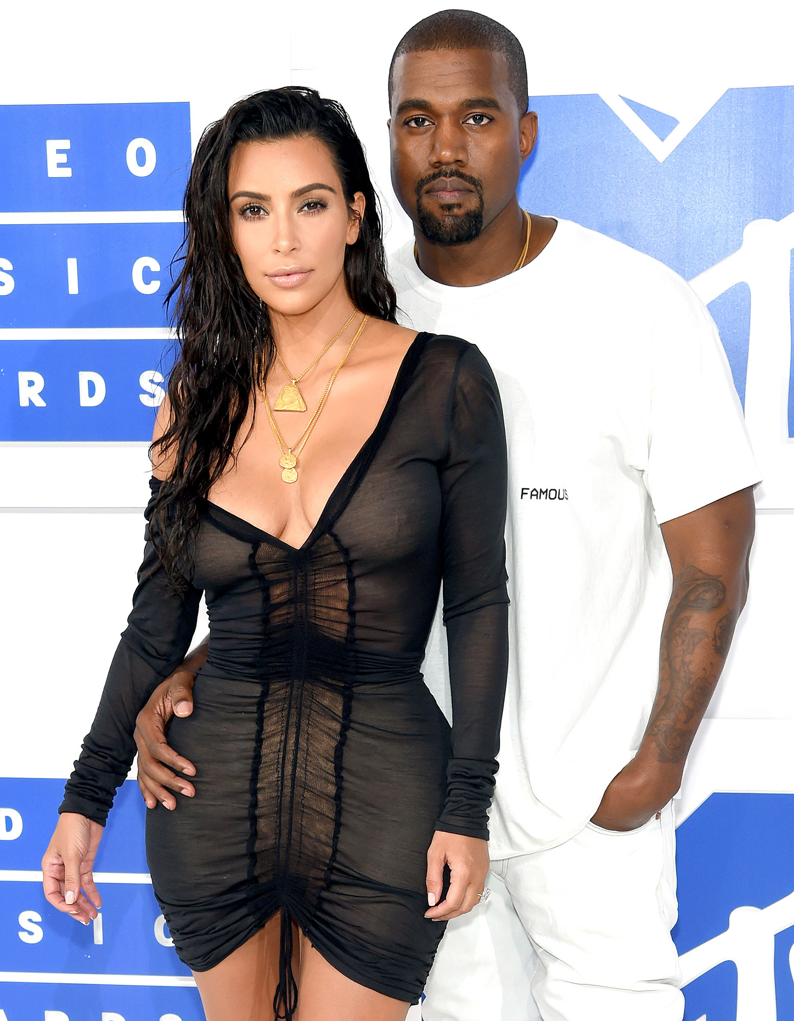 Kim Kardashian con i gioielli Yeezy
