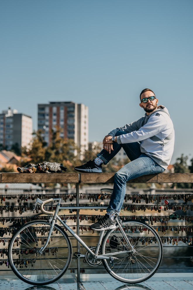 »Jaz namreč stojim za tem, da ženska ni huda samo, če je seksi. Pametna ženska pametnega človeka lahko prepriča še z marsičim drugim.« (Foto: Matic Kremžar)
