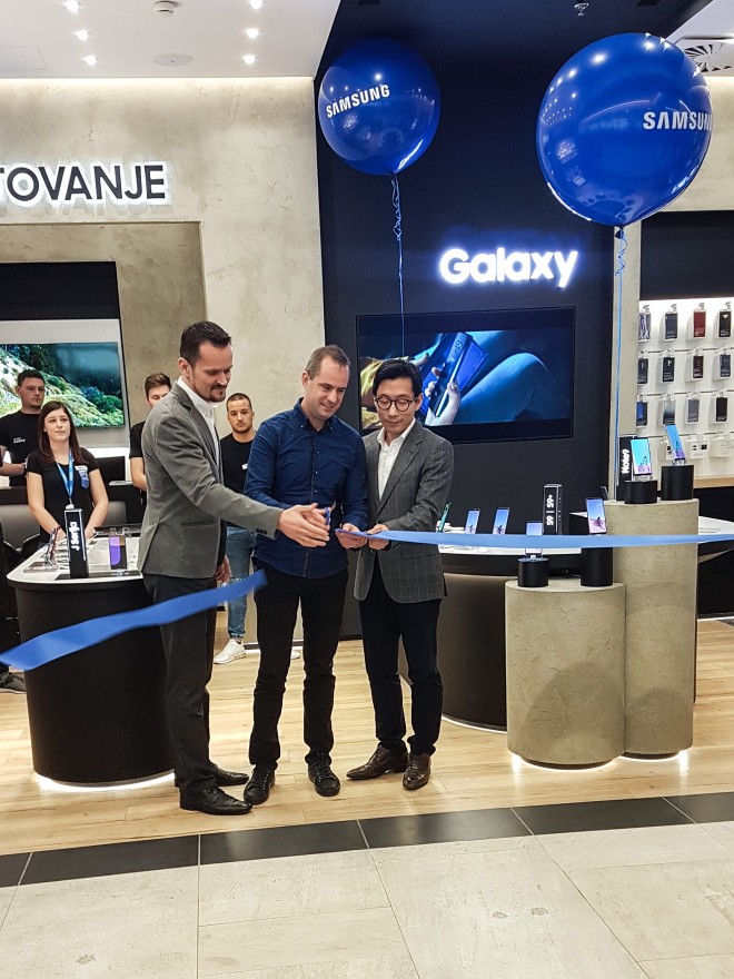 Na sliki: Pavle Zubundžija, vodja prodaje za mobilno telefonijo v regiji Adriatik, Tomaž Sgerm, lastnik trgovine in direktor podjetja Sgerm mobil , Hoyun Hwang, predsednik poslovne enote Samsung Electronics Adriatic.