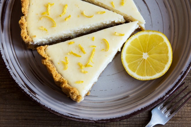 Limonin cheesecake brez peke je lahka sladica.