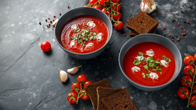 La sopa de tomate picante alegrará los días de verano. 