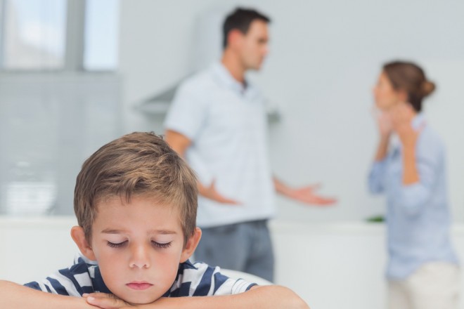 Če je otrok priča krutosti, verbalni jezi, kaznovanju s tišino, so velike možnosti, da bo otrok razvil podobne vedenjske motnje v povprečju med 8. in 10. letom starosti.