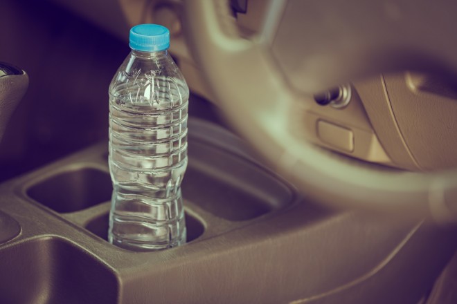 Plastenke z vodo v vročih dneh nikar ne puščajte v avtomobilu!