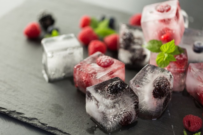 Puedes hacer cubitos de hielo con vino, que enfriarán agradablemente tu copa.
