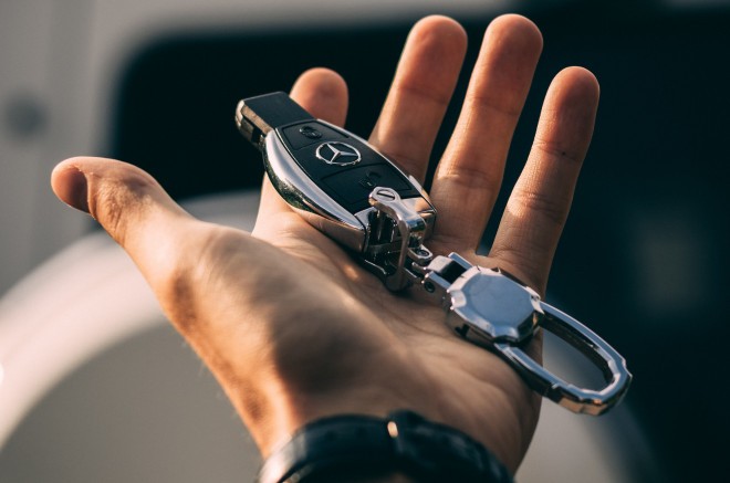 Ne pritrdite prevelikega števila ključev okoli ključa za vžig avtomobila