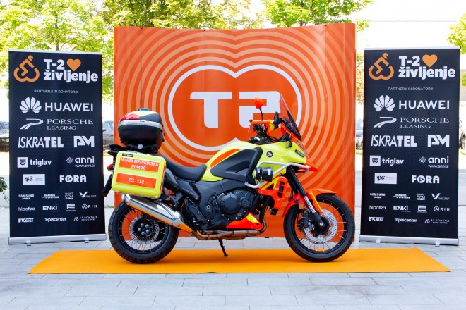 Reševalna postaja Ljubljana je dobila novo reševalno motorno kolo, Hondo VFR1200X Crosstourer, ki jo je donirala družba T-2.