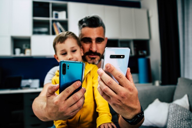 Osebno kot oblikovalcu mi je kot celota bolj ustrezal Samsung Galaxy S10+. Gre za celoten vtis. Tako oblikovanje vmesnika, kot sami občutki o napravi.