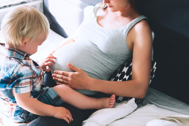 كن صبورا مع طفلك الأول عندما تكونين حاملا في طفلك الثاني.