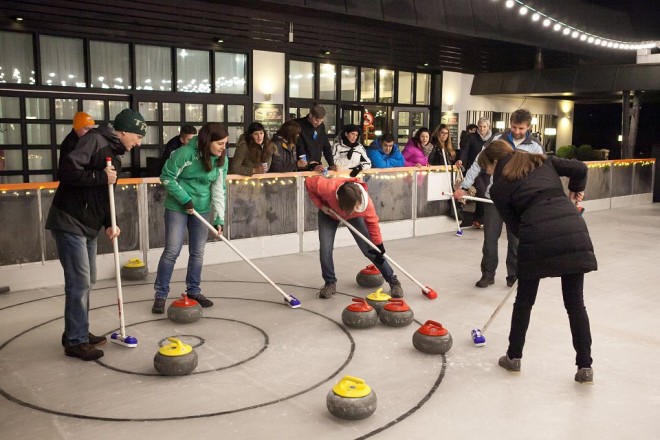 Skøjtebanen vil også byde på curling.