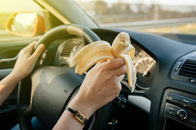 在车里放一袋香蕉皮，据说可以“去除”烟味。 