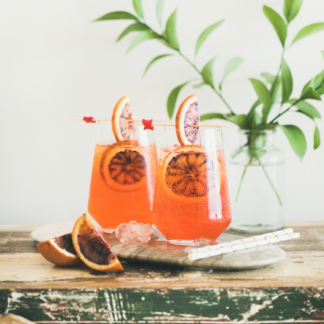 Aperol spritz z rdečo pomarančo