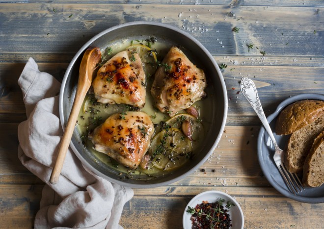 Kanaa valkoviinikastikkeessa (coq au vin)