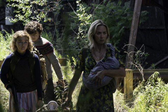 Regan (Millicent Simmonds), Marcus (Noah Jupe) in Evelyn (Emily Blunt) v Tiho mesto 2 (A Quiet Place Part II).