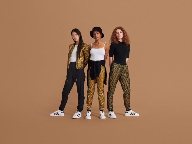 Copat adidas Superstar si je skozi čas prislužil status pristne kulturne ikone in se v svojih 50 letih spreminjanja igre suvereno povzpel na sam vrh urbane mode.