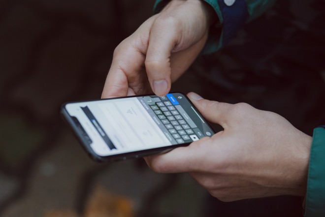 Yes, it is also necessary to disinfect smartphones with alcohol